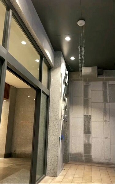 蘆竹二號社宅大廳外屋頂前天大雨時漏水像「小瀑布」。圖/時代力量桃園市黨部提供