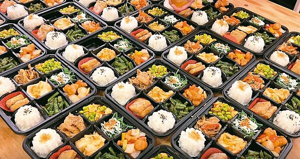 北都大飯店原本端菜的員工改包便當。圖/記者游明煌翻攝