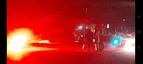 台東綠島今晚1名51歲陳姓男子疑不慎觸踫高壓電導致頭部及左小腿撕裂傷，經綠島衛生所評估後，申請空勤後送。第三隊出動黑鷹直升機順利載送本島送醫救治。圖／空勤總隊提供