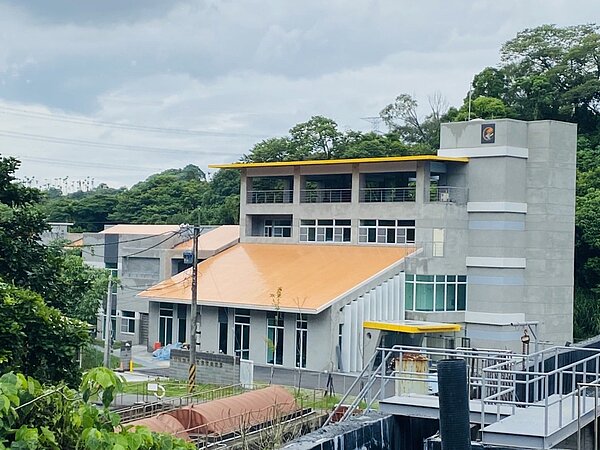 嘉義縣政府向中央爭取近7千萬元,將民雄鄉臨時搭建鐵皮收容處所,改建具生命教育多功能動物保護教育園區,經2年施工完工,預定7月啟用。圖/家畜所提供