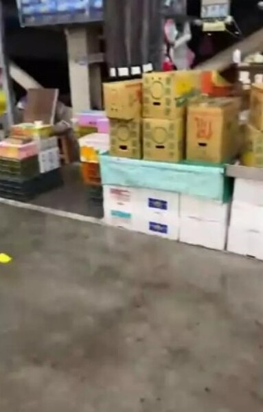 台北市第一果菜中繼批發市場零批場今天仍有積水。圖/攤商提供