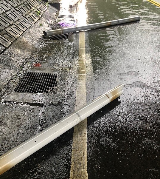 基隆大雨不斷基隆港現黃泥，高架橋排水管墜落騎士摔傷。圖／張秉鈞提供