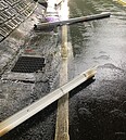 大雨不斷⋯基隆港現黃泥　高架橋排水管墜落致騎士摔傷