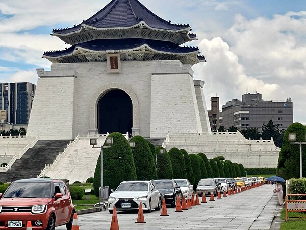 中正紀念堂自由廣場篩檢站採檢人數雖有減少,但上午車潮仍川流不息。記者鄒尚謙/攝影