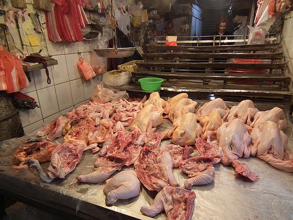 農委會公布「雞肉產業冷鏈設施設備補助案」,包括家禽產品冷藏(凍)運輸車、屠宰場、加工廠的冷藏設備都有補助,補助上限為金額1/2,最高可補助500萬元希望改善部分禽肉運輸的冷鏈狀況。 圖/聯合報資料照片