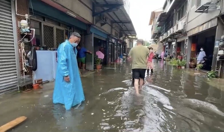 雨彈侵襲，彰化縣伸港鄉淹水嚴重，民眾出門，必涉水而過。記者劉明岩／攝影 