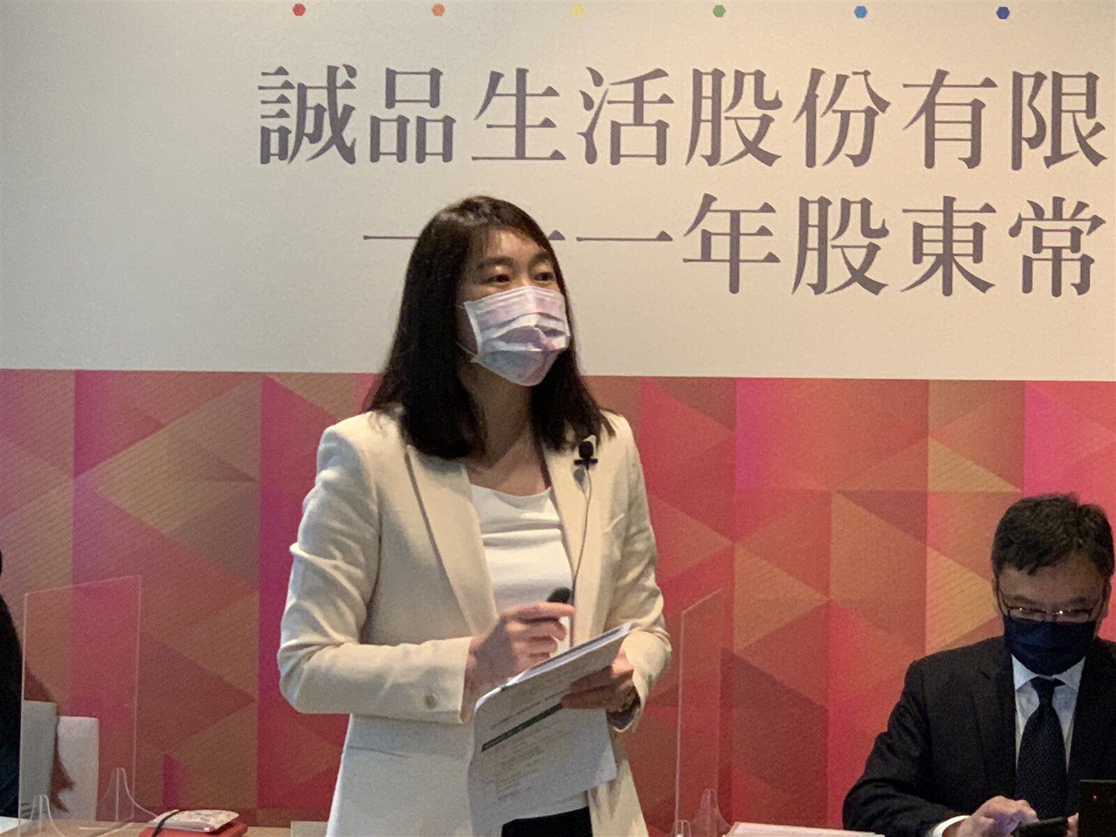 誠品生活今(27)日召開股東會,誠品生活董事長吳旻潔說明誠品信義店租約到期一事。記者朱曼寧/攝影