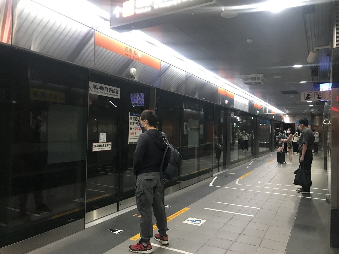 高雄單日確診數今天破萬,這段時間以來,許多人減少出門,捷運運量下滑。記者徐白櫻/攝影