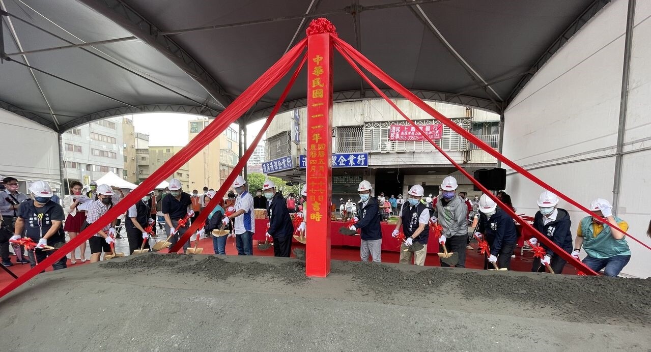 城中城原址闢為公園，昨天動土，副市長林欽榮要求9月中旬完工。記者王昭月／攝影 