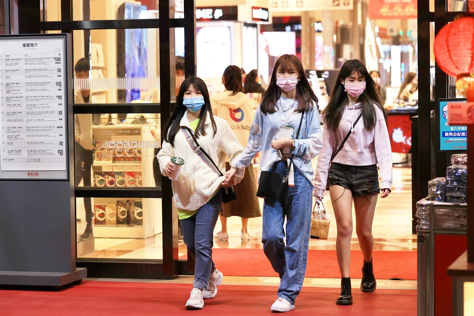 疫情重傷民間消費,行政院主計總處昨日下修今年經濟成長率(GDP)為3.91%。記者林伯東/攝影