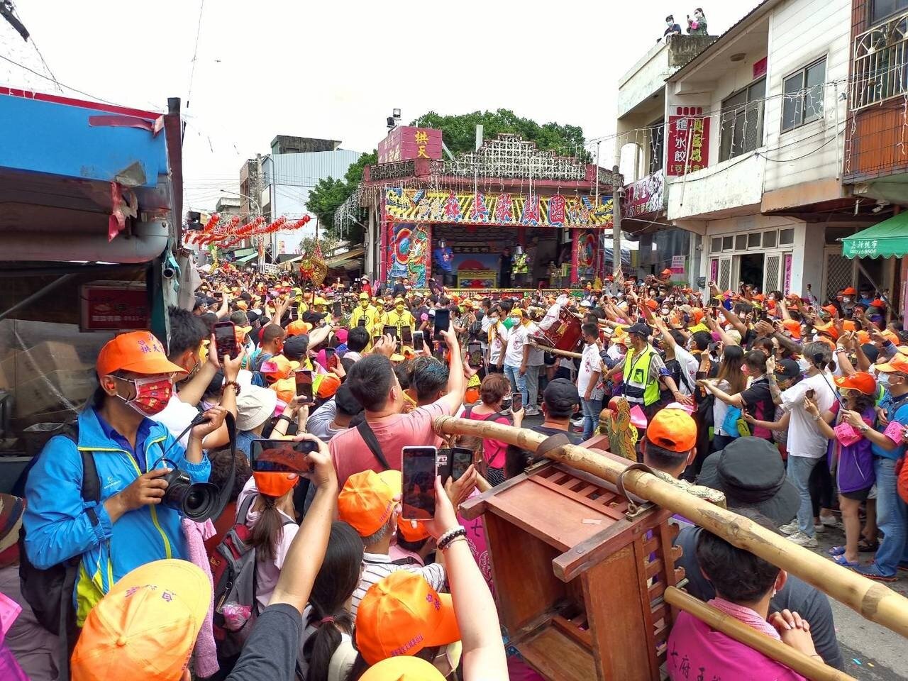 現場萬頭攢動,信眾們引頸等待媽祖回鑾。記者吳傑沐/攝影