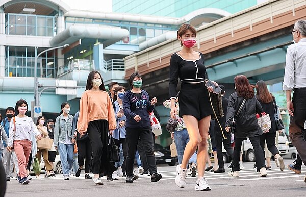 今天逐漸北移到浙江一帶,持續長時間的降雨將不復存在,受西南風影響,有些水氣從台灣海峽進入陸地,西半部在今天還是偶有陣雨機會。聯合報系資料照