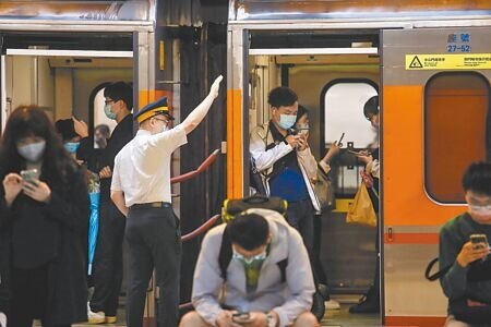 立法院會27日三讀通過台鐵公司化條例,朝野立委認為,台鐵公司化最高指導原則是行車安全,盼勞資齊心改革帶來台鐵重生與永續經營。圖為27日台北車站站務人員執勤的狀態。(鄧博仁攝)