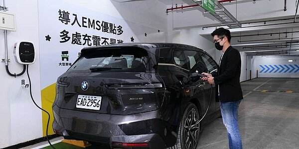 台電27日於台北市區營業處舉辦「電動車充電示範場開幕儀式」,展示專設電動車電表整合充電設施線路,搭配EMS電能管理系統等,將作為住宅用充電樁設置範例。圖/王德為