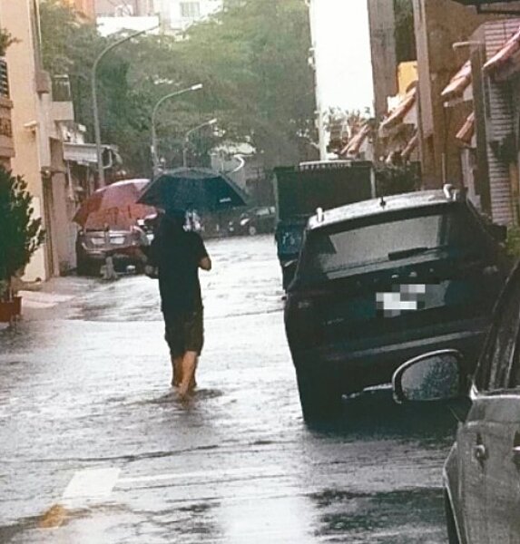 台南市南區、安平區運河沿岸雨後發生積淹水，竟是遠端感應故障水閘門未開所導致。圖／市議員李啟維提供