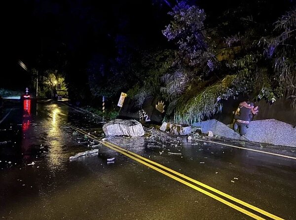 台中和平區台8線27.7公里處，昨晚9時有顆約1噸重巨石從天而降，橫躺路面，造成道路單向受阻。圖／民眾提供