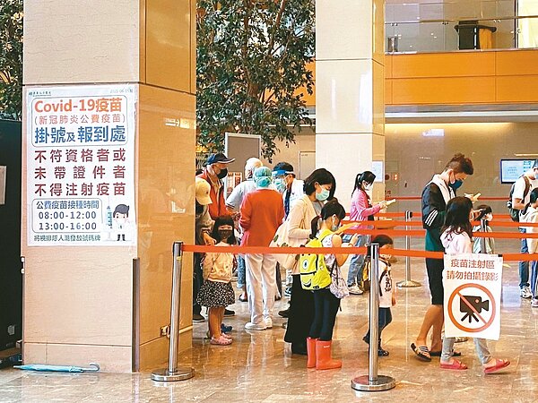 新北市板橋區亞東醫院昨開打兒童BNT疫苗,大排長龍。圖/亞東醫院提供