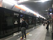 確診數破萬　高捷運量掉六成公車族也減少2成