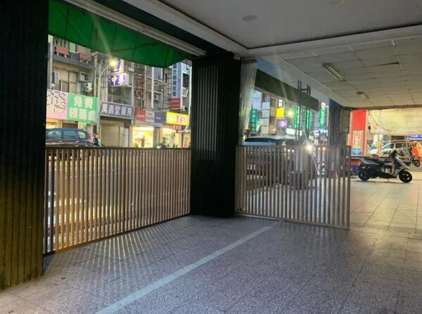 台南市公園路騎樓設置欄杆阻礙通行。圖／取自邱麗夙臉書