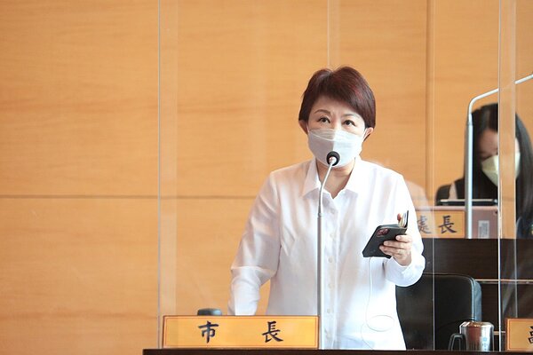 台中市長盧秀燕宣布,5月30日至6月2日,加開預約施打,對象為學齡前幼兒,須為104年9月1日至106年6月2日出生的幼兒,滿五足歲、學齡前的幼兒開放預約施打。圖/台中市政府提供