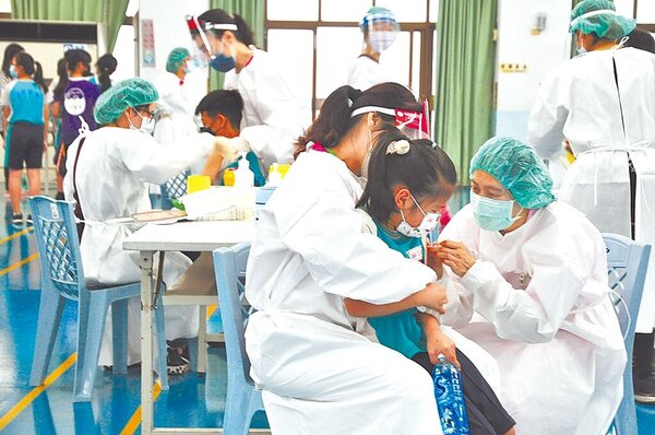 台中市27日包括社口、北勢國小及善水國中小，3校共約1703名學童接種疫苗。圖／台中市政府提供