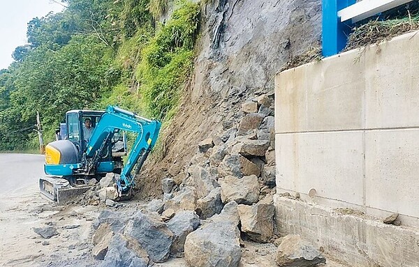 連日大雨讓新竹縣山區不少道路出現坍方崩落等情形，縣府已即刻派員搶修。圖／新竹縣政府提供