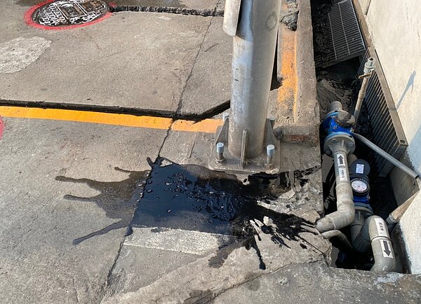 環保局循線查獲污染源，並請業者立即清理改善。圖／中市府提供