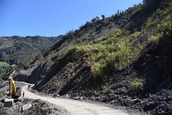 力行產業道路被稱為全台最爛道路,因為地質脆弱,常因大雨坍方交通中斷。圖/南投縣政府提供