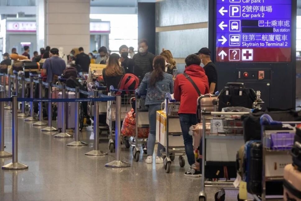 近日邊境開放的話題持續升溫,民眾也十分期待邊境早日開放能出國觀光,圖為桃園國際機場搭機前往東南亞的出境旅客。圖/記者季相儒攝影