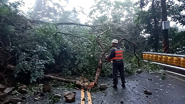 連日豪雨導致落石坍塌，新北市北宜公路31公里坪林路段今天凌晨因落石壓倒電線桿，目前雙向車道均封閉，由公路總局及台電公司派員搶修搶通中。記者王長鼎／翻攝