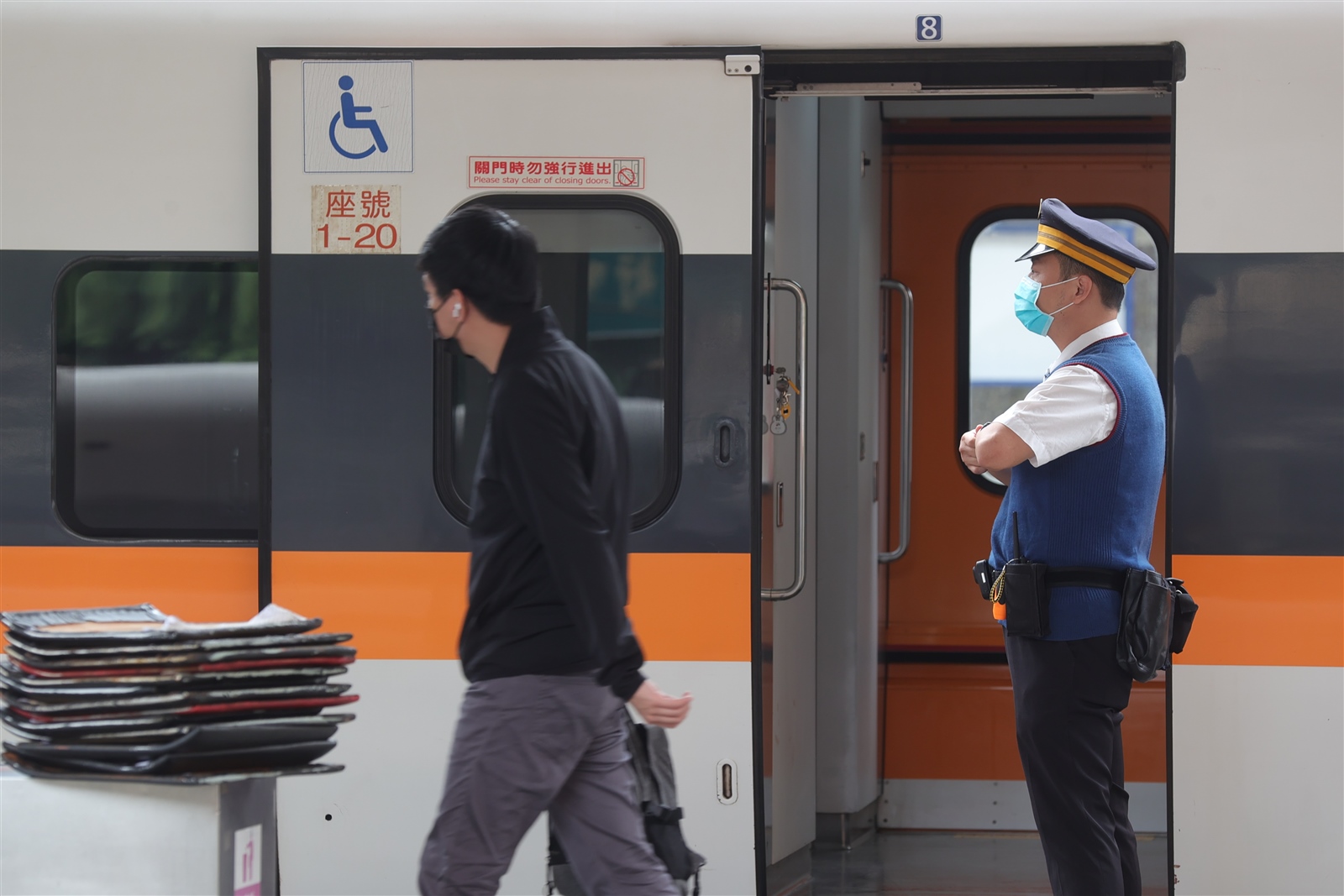 台鐵日前宣布停駛96列次非對號列車，但疫情仍在高原期，6月不排除停駛假日對號列車。記者葉信菉／攝影 