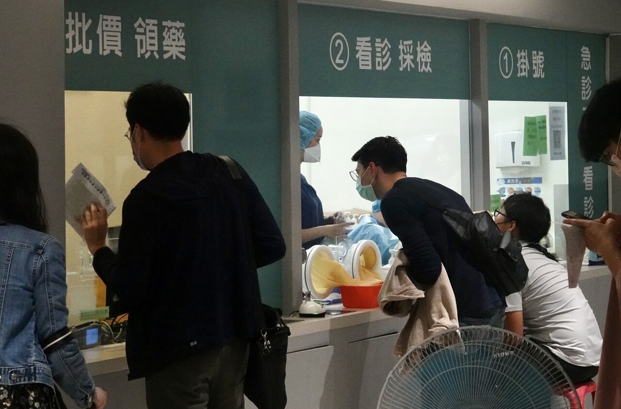 專家指出,給藥速度仍不夠快,主要是醫師長期有健保核刪陰影,加上視訊診療難以判斷風險因子、交叉比對交互作用需時間、衛星藥局不足,應設法排除才能降低致死率。 聯合報資料照片 記者林俊良/攝影