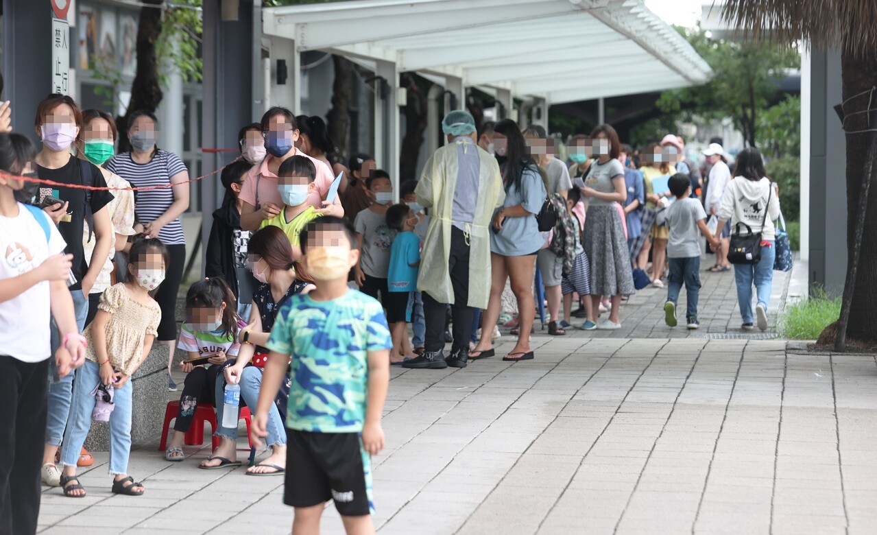 屏東縣政府在車站加開兒童疫苗快打站，因連續兩天都有外縣市家長帶子女排隊，引發討論。記者劉學聖／攝影 