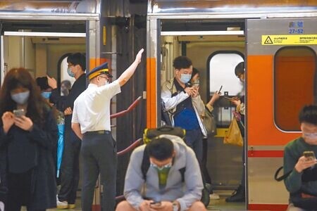 台灣鐵路管理局包括司機員等第一線員工，確診數在上升，台鐵5月16日才減班96班次，但疫情衝擊仍持續，台鐵已著手評估擴大減班計畫，平日將砍100班次、周休假日可能減少110班列車，最快6月上路。（本報資料照片）