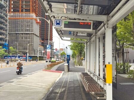 2近年北市推動傳統公車站牌轉型，截至今年4月底，全市3343處公車站中，已有2455站設置智慧型站牌，智慧型站牌總數就有2858座，但議員質疑故障報修率高。（黃婉婷攝）