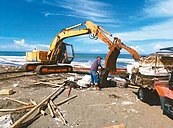 台南海岸滿布海廢　雇工清除