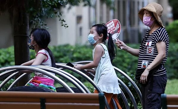 今天各地熱如盛夏,高溫將升至35、36度,要防曬、防中暑。圖/聯合報資料照片