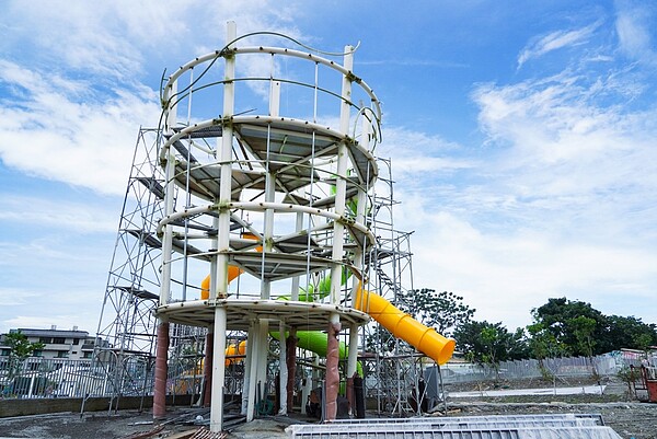 塔型遊戲場溜滑梯。圖/建設局提供
