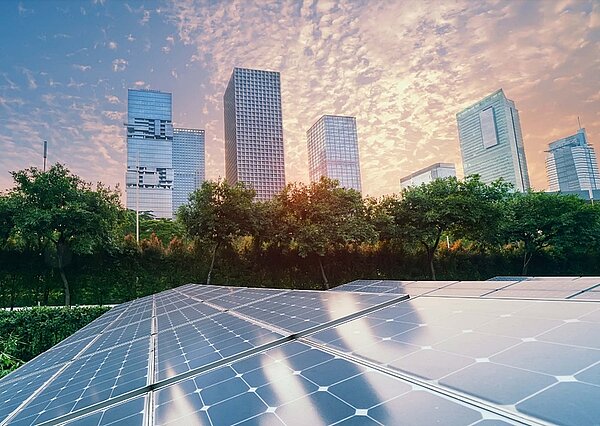 建築物雖可能是造成氣候危機的原因,但也可以是解決的方法,政府機關和民營企業之間的伙伴關係對於推動實際減碳至關重要。圖/仲量聯行提供