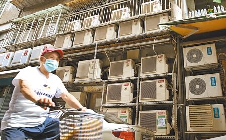 台北市一處住宅巷弄的冷氣室外機壯觀地掛放在牆外，隨著夏季氣候的來臨，不僅用電量屢創新高，電價也將是民眾將要面臨的重大課題。（本報資料照片）