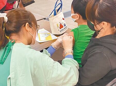 新竹市30日起一連6天,在中正市場疫苗施打站開放5至11歲兒童,以線上限額預約方式施打BNT疫苗,1天1000劑。(陳育賢攝)