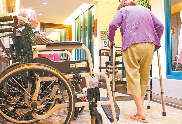 國外經驗顯示，一旦長照養護機構爆發群聚感染，死亡率極高，目前全國至少兩百多名機構住民染疫後死亡，專家建議，再放寬用藥標準，及時投藥，才能降低死亡率。記者杜建重／攝影