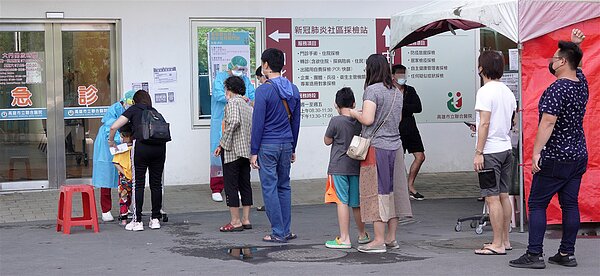 新冠疫情持續延燒,高雄市本土病例破萬,高雄市醫院急診室外民眾排隊等待。記者劉學聖/攝影