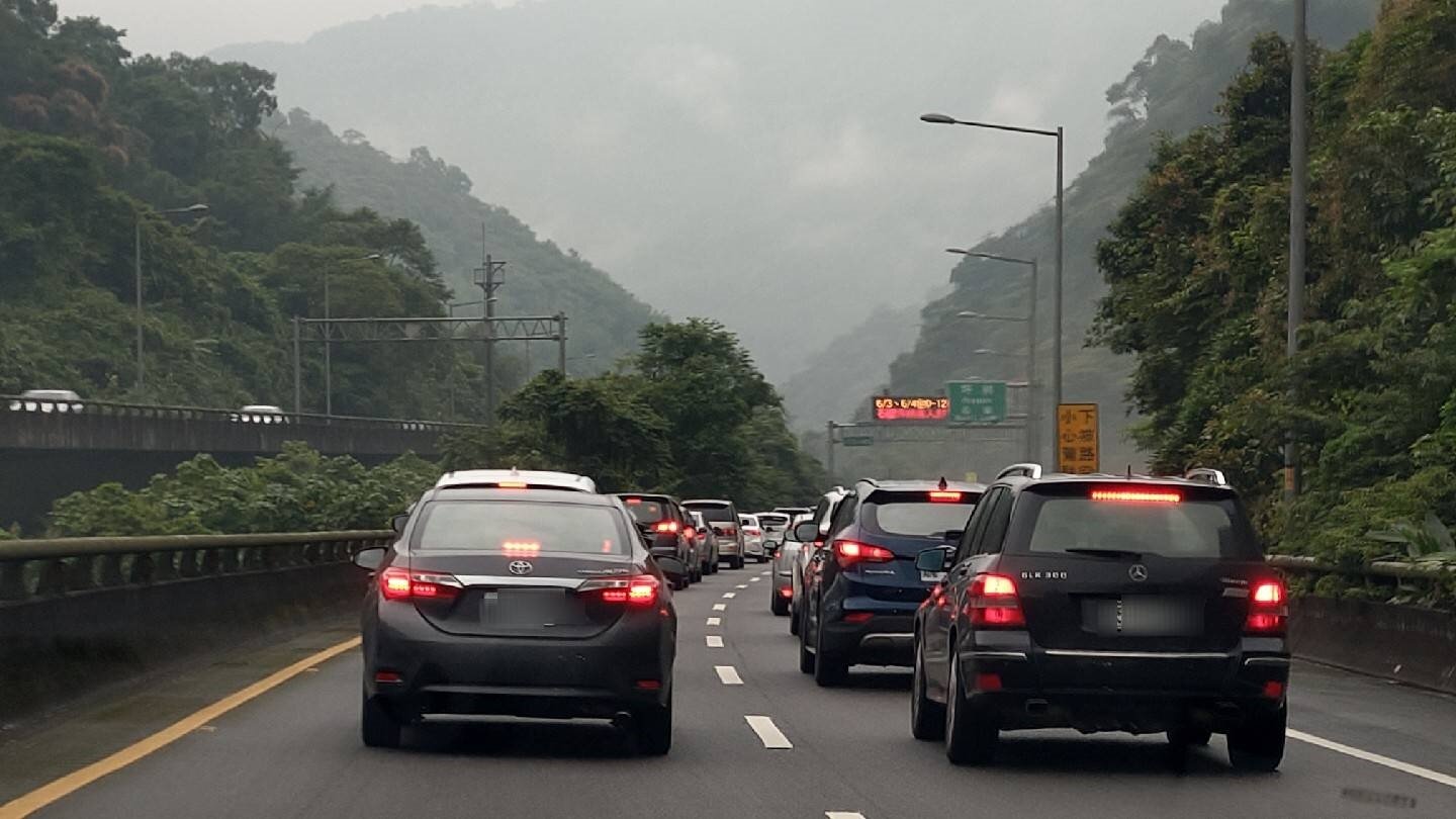 國5南下車流在這兩天突然增多,往宜蘭路段不時見到大排長龍,進入雪隧前更是車多速緩,用路人驚訝「大家跑出門,都不怕疫情了嗎?」。記者戴永華/攝影