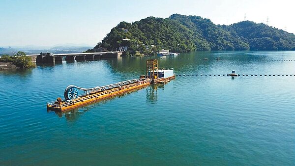 桃園石門水庫每年會產生大量淤泥,市議員建議可發展泥雕文創產品、舉行泥塑祭,盼能達到資源再生。圖/北區水資源局提供