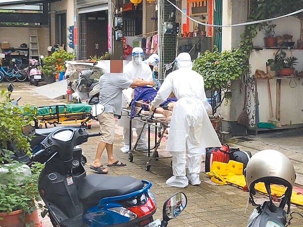 屏東54歲許男(擔架上)照顧癱瘓的79歲張姓母親20餘年,26日母子確診,許男疑因壓力過大加上睡不好,隔日把母親從2樓推下,接著自己也往下跳。(警方提供/謝佳潾屏東傳真)全國各縣市安心專線1925