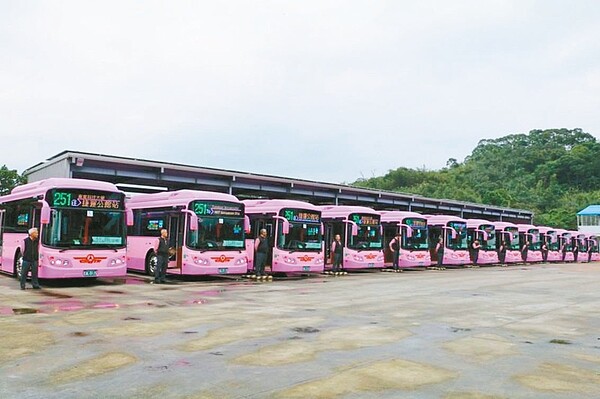 北市府配合中央推動「2030年市區公車全面電動化」政策,但進度龜速,議員憂心政策恐跳票。圖/北市公運處提供