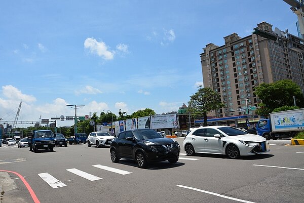 竹北市光明六路與縣政二路口,開始科技執法後,與去年同期相比,減少44%事故件數。圖/交通旅遊處提供