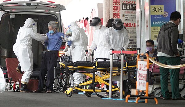 國內疫情持續延燒，單日本土確診數飆破萬例。 圖／聯合報系資料照片