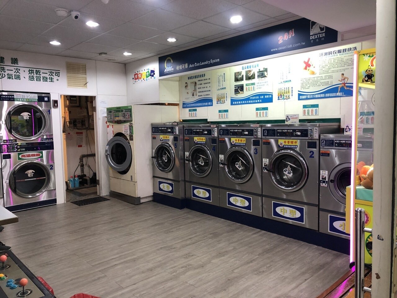 租屋市場龐大,衍生周邊商機,自助洗衣店逐年成長。圖/北市產發局提供